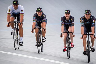 Maximilian Levy, Kristina Vogel, Pauline Grabosch und Nik Schröter (v. l.) vom Erdgasteam beim lockeren Training auf dem Chemnitzer Oval.
