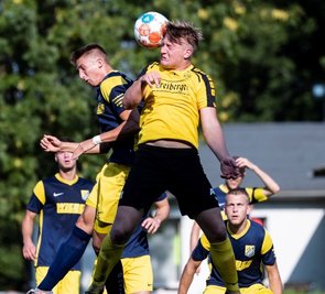 Zu selten mit Köpfchen: Hans Rudolph (r.) gewinnt hier zwar das Kopfballduell gegen den Panitzscher, aber insgesamt hatte der BSC Freiberg viel zu wenig entgegenzusetzen und schied verdient aus. 