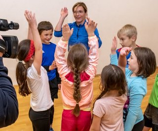 Hipp, hipp, hurra: Jana Ihl (M.) wurde auch von ihren Schützlingen gefeiert. Neben der Voigtsdorferin erhielten auch Trainer aus Freiberg und Mittweida den Nachwuchspreis Ehrenamt der Sparkasse Mittelsachsen. 