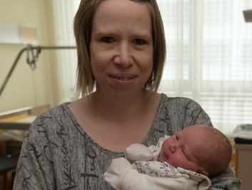 Sandra Löhrke mit ihrer Tochter Marie, die am Neujahrstag im Auer Helios Klinikum geboren worden ist. 