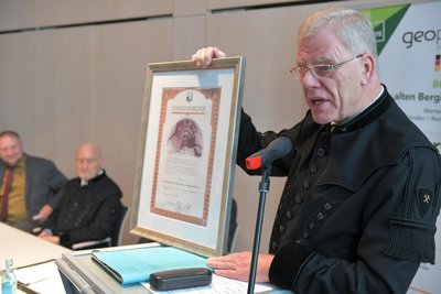 Professor Georg Unland, der Alt-Rektor der TU Bergakademie Freiberg, erläuterte die Schenkungsurkunde.