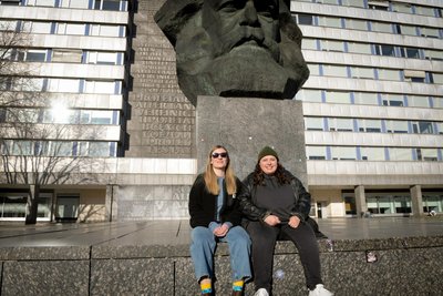 Regisseurin Constanze Klaue (links) und Hauptdarstellerin Finna (bürgerlich Jana Pettke) vor einem bekannten Chemnitzer Denkmal. In Chemnitz finden noch bis heute Dreharbeiten zum Film „Superbusen“ statt, der 2027 in die Kinos kommen wird.