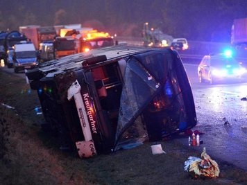 Ein Reisebus liegt bei Erfurt (Thüringen) umgekippt am Fahrbahnrand.