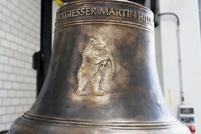 Die Glocke mit dem Hilliger-Wappen wurde zwei Wochen zuvor zur Probe gegossen.