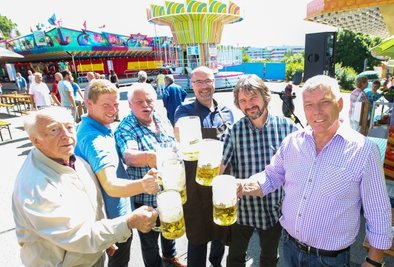 Anstoßen auf ein gutes Gelingen: Bürgermeister Steffen Zenner (3. von rechts), Festhallen-Chef Ronny Bley (2. von rechts), die Schausteller Felix Hickmann (2. von links), Martin Hammerschmidt (3. von links) und Peter Hickmann (rechts) mit Besucher Horst Hellfritzsch (links). 