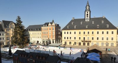 Auf dem Marktplatz in Annaberg-Buchholz wird seit mehreren Jahren im Winter eine Eisbahn aufgebaut. 