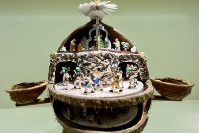 Harry Schmidt schuf auch diese Pyramide mit drei Etagen in einer Kokosnuss