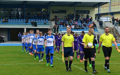 Die Spieler von Germania Mittweida (weiß) und FC Erzgebirge Aue betreten das Stadion.