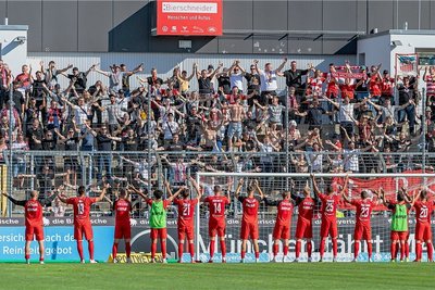 Endlich: Zwickaus Spieler können wieder mal einen Sieg mit ihren Fans bejubeln. Rund 300 FSV-Anhänger waren mit ins Grünwalder Stadion zu 1860 nach München gereist. 