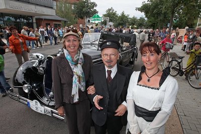 August Horch und Fräulein Hermine (alias Bernd Göpfert und Simone Steinbach, rechts) werden am Sonntag im Rahmen der 10. August-Horch-Klassik erstmals dem Falkensteiner Güterschuppen einen Besuch abstatten. Start und Ziel der Oldtimer-Rundfahrt ist wie immer am August-Horch-Museum in Zwickau, im Bild eine frühere Tour, bei der August-Horch-Enkelin Heike Mueller (vorne links) vorbeischaute.Programm am SamstagDie 10. Horch-Klassik beginnt am Sonntag, 17. Juli, um 9 Uhr am August-Horch-Museum in Zwickau. Rund 160 historische Automobile und Motorräder haben sich zur Teilnahme angemeldet. Die Strecke ist insgesamt 125 Kilometer lang.Ab 10.30 Uhr ist ein Boxenstopp mit Imbiss am Falkensteiner Güterschuppen (Classic-Schuppen) geplant. Angefahren werden auch die Horch-Teststrecke in Reichenbach (11.15 Uhr) sowie die Göltzschtalbrücke (11.45 Uhr). Weitere Stationen sind Greiz (Mittagspause ab 12.30 Uhr) sowie das Schloss Schweinsburg (14 Uhr). Ab 14.30 Uhr ist die Ankunft am Horch-Museum geplant, an dem der Tag bei Kaffee und Kuchen ausklingt.Am Güterschuppen gibt es vormittags Live-Musik mit Mercedes Paulus und Michael "Meikel" Müller.bap