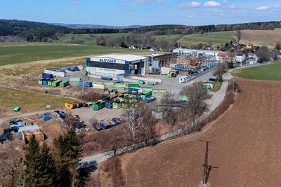 Die zum kreiseigenen Firmen-Trio gehörende Glitzner Entsorgungs GmbH soll samt Standort in Schneidenbach (im Bild) verkauft werden. Eine Konzentration der kommunalen Abfallwirtschaft ist in Oelsnitz geplant.