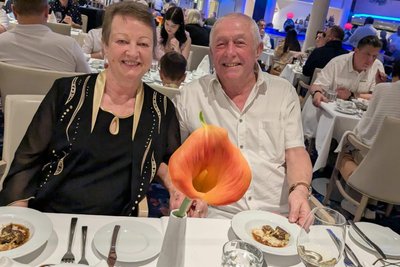 Janina und Rudolf Schwab aus Posseck in einem der Restaurants am Bord von „Mein Schiff 5“. Ihre Kreuzfahrt am Persischen Golf hatten sich die Vogtländer anders vorgestellt.