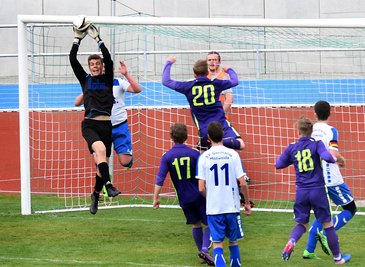 Germania Mittweida (weiß) mit Torwart Tom Lommatzsch gegen FC Erzgebirge Aue