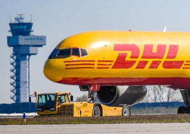 Für den Flughafen Leipzig/Halle in Schkeuditz ist eine Neuinvestition von 500 Millionen Euro fest eingeplant. Das Bild zeigt ein DHL-Frachtflugzeug bei der Landung auf dem Logistikstandort. 