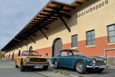 Nach seiner Sanierung dient der lang gezogene Güterschuppen am Falkensteiner Bahnhof als Garage für derzeit 24 Oldtimer, die Besitzer haben ihn "Classic-Schuppen" getauft. Am kommenden Sonntag sowie am 19. August ist das Areal Ziel der großen regionalen Oldtimer-Touren. 