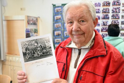 Rolf Fladerer erinnert sich an seine Schulzeit im Schulmuseum.