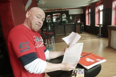 Orange-Club-Betreiber Tom Hoffmann mit dem Bußgeldbescheid. Weil er den Club nicht als Tanzbar betreiben darf, fürchtet er das Aus. 