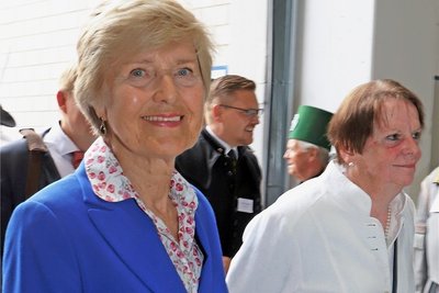 Verlegerin Friede Springer (vorn) finanzierte über ihre Stiftung die Glocke.
