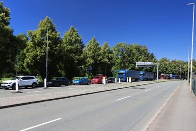 Im Berufsverkehr bildet sich stadteinwärts ein Stau auf der B 93.