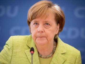 Angela Merkel verurteilt die Attacke auf den BVB-Bus deutlich.