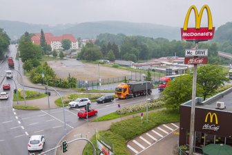 500.000-Euro-Bauprojekt: Aue investiert in Großparkplatz am Ortseingang - Auf der großen Freifläche (im Bild hinten) an der McDonalds-Kreuzung in Aue stehen Bauarbeiten an.