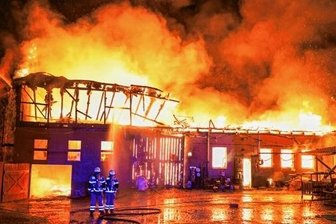 500.000 Euro nach Brand auf Vierseitenhof in Uhlsdorf - Nur wenige Meter neben den als Garagen genutzten Scheunen steht das Wohnhaus. Es konnte gerettet werden.