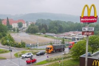 500.000-Euro-Projekt: Stadt investiert in Großparkplatz - Auf der Freifläche (im Bild hinten) an der McDonalds-Kreuzung in Aue stehen Arbeiten an. 