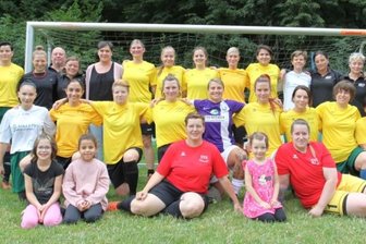 500 Gäste beim Jubiläum dabei - Die Fußballerinnen des VfL Wildenfels um die Gründerinnen Vanessa Kriegsmann (Mitte, re.) und Lisa Koischwitz (Mitte, 4. v. li.), Trainer Renè Pohr (re.) sowie Nico Lässig (li.), Sohn des ersten Trainers Klaus Lässig.