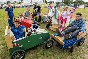 500. Geburtstag Lengefeld: Partywoche erreicht Höhepunkt - In drei Altersklassen von 7 bis 10, von 11 bis 15 sowie von 16 bis 35 Jahren traten die Teilnehmer in liebevoll gestalteten Seifenkisten gegeneinander an. 