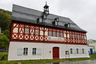 500 Jahre Auerhammer: Wohngebietsfest und Holzbildhauersymposium am Herrenhaus in Aue - Am Herrenhaus Auerhammer findet am 6. Juni ein Fest aus Anlass „500 Jahre Auerhammer“ statt.
