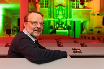 500 Jahre Kirche Königswalde: Jubiläum lockt auch Millionenbetrüger an - Pfarrer Martin Seltmann in ungewöhnlicher Kulisse: Im Rahmen der Klanginstallation „Der gute Hirte“ wurde den Besuchern der Trinitatiskirche zum Ende des Jubiläumsjahres ein spirituelles Klangerlebnis mit Musik und Licht geboten.