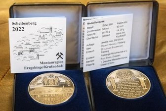 500 Jahre Scheibenberg: Eine Medaille zum Stadtjubiläum - So sehen die Medaillen aus. Interessenten können sich telefonisch unter 037349 6630 oder per Mail an info@scheibenberg.de bei der Stadtverwaltung melden. Es gibt sie in Silber und Zinn. Die Auflage ist jeweils auf maximal 500 Stück begrenzt.
