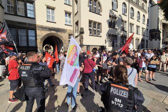 500 Menschen bilden Kette um Rathaus Chemnitz: Rechtsextremist Sellner schaffte es zuvor ins Gebäude - Gegenprotest bei der Rede von Martin Sellner vor dem Rathaus. Übergriffe gab es laut Polizei keine.