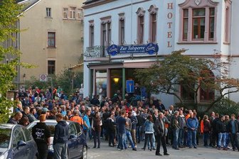 500 Menschen versammeln sich an geplanter Asylunterkunft in Einsiedel -