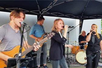 500 Musikfreunde feiern in Haselbrunn mit der Liveband Limerence - Das Veranstaltungsformat „AWG in Concert“ war ein Erfolg. Rund 500 Besucher kamen zum Konzert von Limerence.