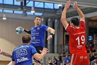 500. Saisontor würzt Derbysieg - Torjäger Vaclav Klimt (am Ball) vom HC Glauchau/Meerane wurde seiner Rolle am Samstagabend wieder gerecht und erzielte zudem das 500. Saisontor des Teams. Im Vordergrund sein Mannschaftsgefährte Stefan Staude, rechts im Bild Grubenlampe-Spieler Angelche Organdziev.