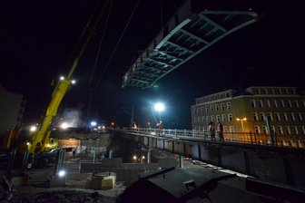 500-Tonnen-Kran nimmt Brückenteile an den Haken - 