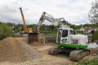 500-Tonnen-Kran steht bereit für Behelfsbrücke in Lunzenau - Der Kran für die Montage der Behelfsbrücke steht an der Muldenterrasse in Lunzenau schon bereit.