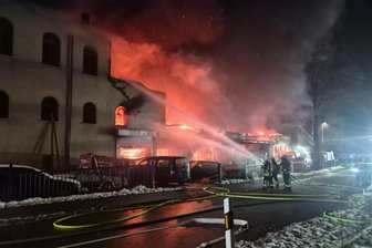 5000 Liter Diesel im Wohngebiet? – Was zum Großbrand in Kleinschirma bei Freiberg bislang bekannt ist - Am Abend des 2. Februar hat in Kleinschirma in einer Autowerkstatt gebrannt.