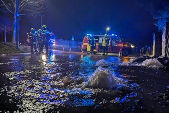 5000 Lugauer waren von Wasserrohrbruch betroffen – Straßensperrung dauert an - Auf der Lugauer Bahnstraße ereignete sich ein Wasserrohrbruch, der auch Folgen für den Verkehr hat.