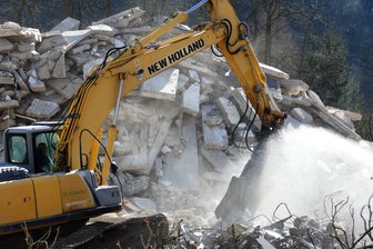 5000 Tonnen Bauschutt im Wohngebiet: Aufräumarbeiten in Zschopau dauern bis zu sechs Wochen - Der Bauschutt an der Zschopauer Bertolt-Brecht-Straße wird mit Wasser besprüht, um beim Zerkleinern die Staubentwicklung zu dämpfen.