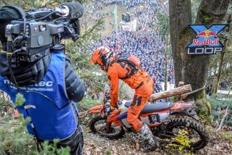 5000 Zuschauer kommen beim Getzen-Rodeo voll auf ihre Kosten - 5000 Zuschauer waren zum Getzen-Rodeo in Grießbach zugelassen. Es ist ein Kräftemessen der weltbesten Extrem-Motorradgeländefahrer. Im Bild: der Italiener Michele Bosi.