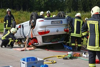 51-Jährige bei Unfall auf A4 bei Wüstenbrand in VW eingeklemmt -