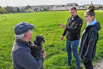 51 Meter hoher Funkmast in Ottendorf: Anwohner wehren sich - Anwohner wie Werner Linde (hier mit Hündin Lia), Andreas und Tochter Elaine Irmscher wollen den Funkmast nicht vor ihrer Haustür nahe des Bahnhofes in Ottendorf. Deshalb wehren sie sich gegen die Baupläne.