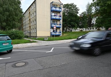 Zufahrt zu einem Mehrfamilienhaus an der Andréstraße. Auf einem solchen Weg starb 2020 ein Fußgänger bei einem Unfall. Der Fahrer des beteiligten Wagens stand am Dienstag vor Gericht.