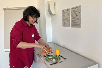 Gemüse schälen und Tisch decken schulen Feinmotorik und Mengenverständnis.