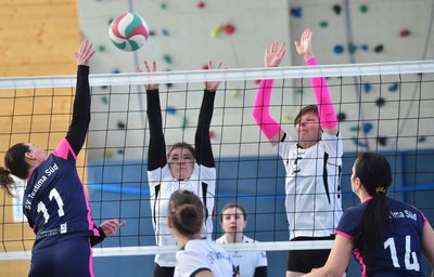 Lisa-Marie Beyer (l.) und Cornelia Richter steigen zum Block hoch. Am Ende mussten sie und ihre Kolleginnen eine Niederlage hinnehmen. 