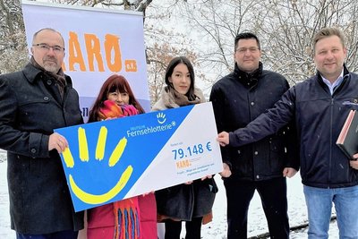 OB Steffen Zenner (von links), Karo-Chefin Cathrin Schauer-Kelpin sowie Onlineberaterin Hannah Drechsel, Landrat Thomas Hennig und Stephan Masch von der Deutschen Fernsehlotterie bei der Gewinnübergabe für den Karo Verein. Das Geld kommt der Online-Beratung für Opfer sexualisierter und organisierter Gewalt zugute. 