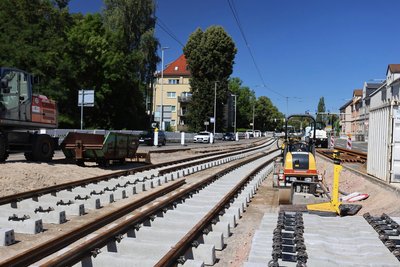Die Gleisanlage wird erneuert. Dadurch stehen den Autos weniger Spuren auf der B 93 zur Verfügung.