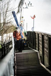 Nichts bleibt erspart. Neben dem Schanzenauslauf mussten sie zu Fuß die ewig lange Treppe hoch.